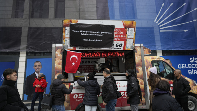 ŞİŞLİ BELEDİYE BAŞKAN ADAY ADAYI RESUL EMRAH ŞAHAN ŞEHİTLERİN HAYRINA LOKMA DAĞITTI