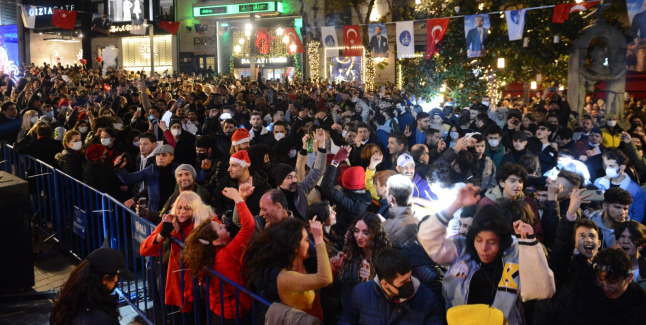 ŞİŞLİ’DE YENİ YIL BÜYÜK BİR COŞKUYLA KUTLANDI 