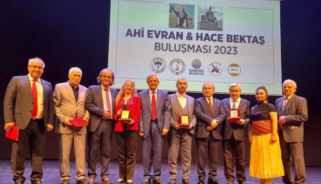 AHİ EVRAN & HACE BEKTAŞ BULUŞMASI ETKİNLİĞİNDE SEÇİLEN YILIN  5 AHİSİ VE 5 BACIYAN ANAYA ŞED KUŞANMA TÖRENİ DÜZENLENDİ